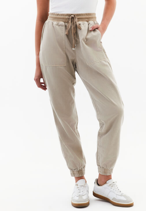 Jogger Pantolon ve Oversize Tişört Kombini