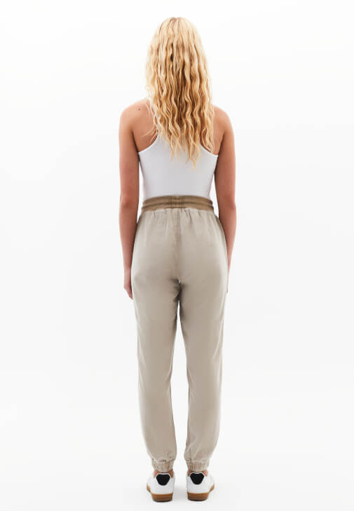 Jogger Pantolon ve Oversize Tişört Kombini