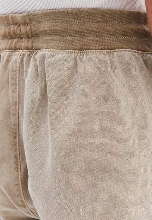 Jogger Pantolon ve Oversize Tişört Kombini