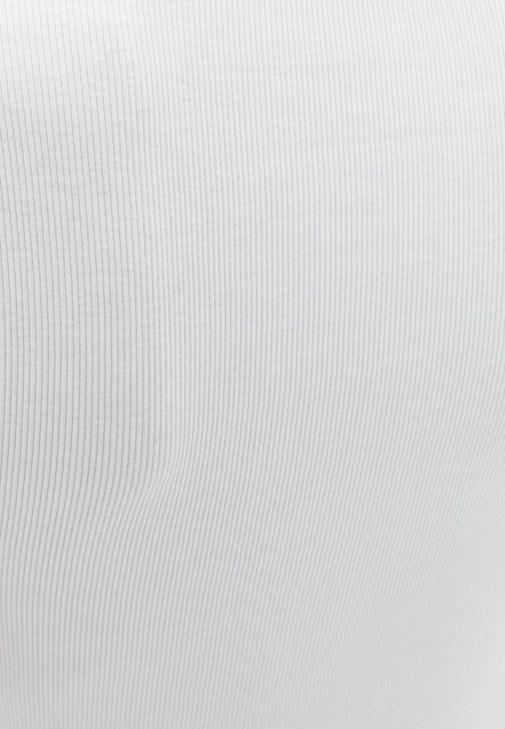 Uzun Kollu Tiişört ve Barrel-Fit Pantolon Kombini