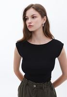 Bayan Siyah Pamuklu Bot Yaka Tişört