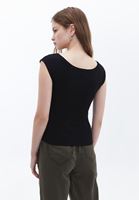 Bayan Siyah Pamuklu Bot Yaka Tişört