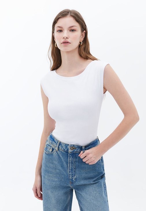 Beyaz Pamuklu Bot Yaka Tişört