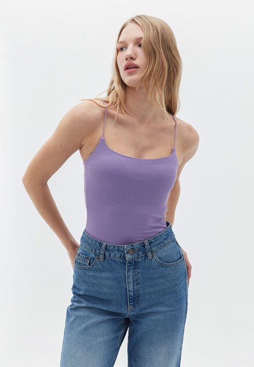 İnce Askılı Geniş Yaka Atlet ve Pantolon Kombini