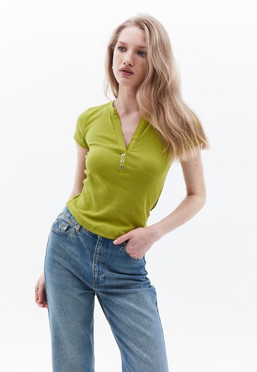 Düğmelii Tişört ve Pantolon Kombini