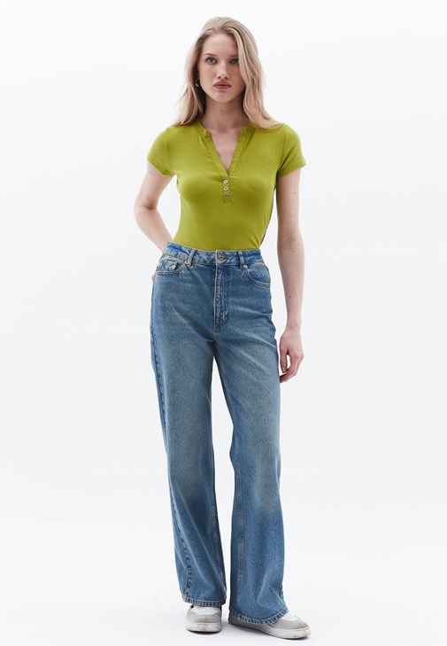 Düğmelii Tişört ve Pantolon Kombini