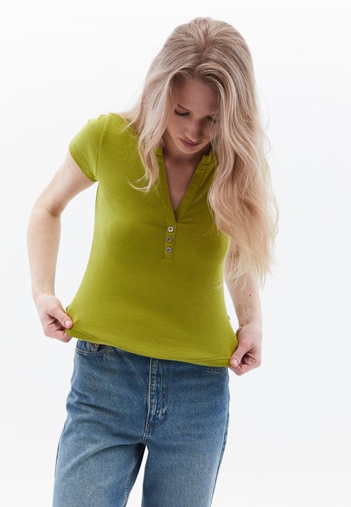 Düğmelii Tişört ve Pantolon Kombini