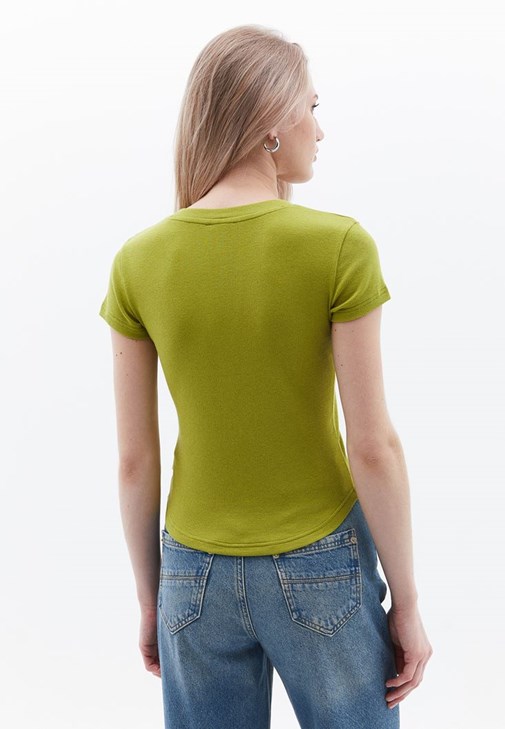 Düğmelii Tişört ve Pantolon Kombini