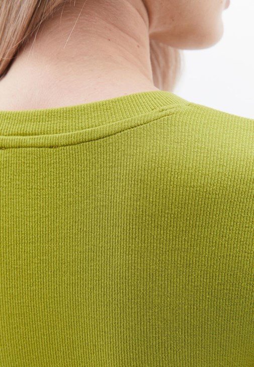 Düğmelii Tişört ve Pantolon Kombini