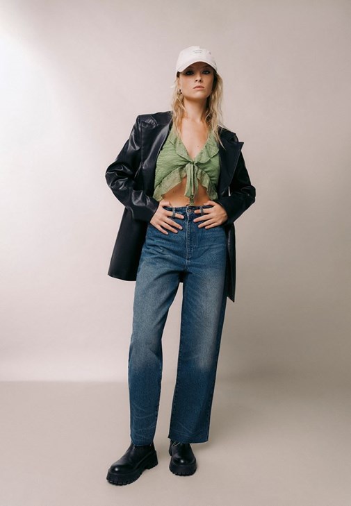 Düğmeli Hırka ve Denim Pantolon Kombini