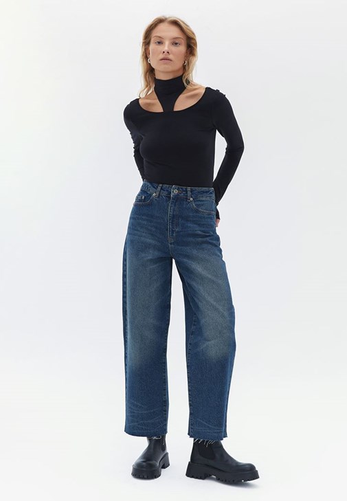 Düğmeli Hırka ve Denim Pantolon Kombini