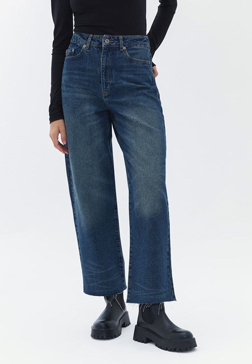 Düğmeli Hırka ve Denim Pantolon Kombini