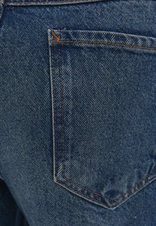 Düğmeli Hırka ve Denim Pantolon Kombini