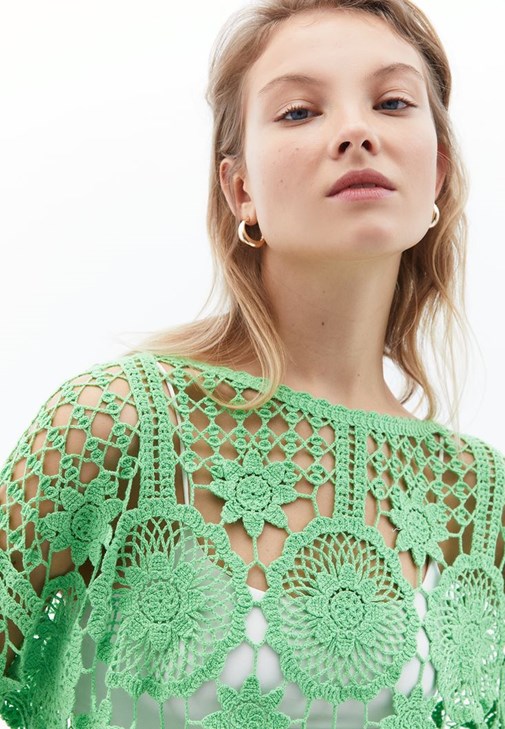 İşlemeli Crop Bluz ve Pantolon Kombini