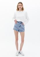 Cepli Gömlek ve Mini Denim Şort Kombini
