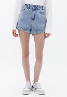 Cepli Gömlek ve Mini Denim Şort Kombini