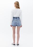 Cepli Gömlek ve Mini Denim Şort Kombini