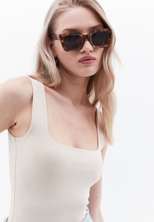 Pantolon ve Kare Yaka Atlet Kombini