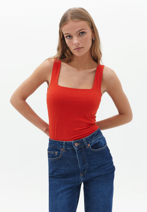 Kare Yaka Atlet ve Denim Pantolon Kombini