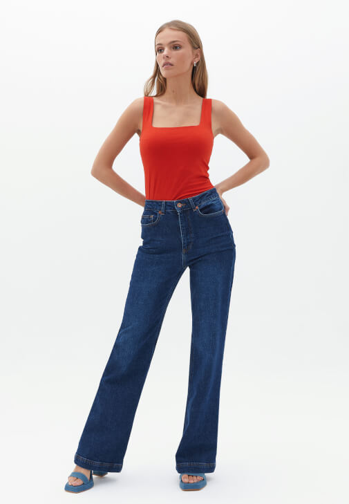 Kare Yaka Atlet ve Denim Pantolon Kombini