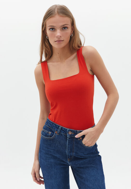 Kare Yaka Atlet ve Denim Pantolon Kombini