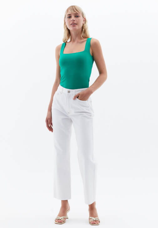 Pamuklu Atlet ve Mom-Fit Denim Kombini