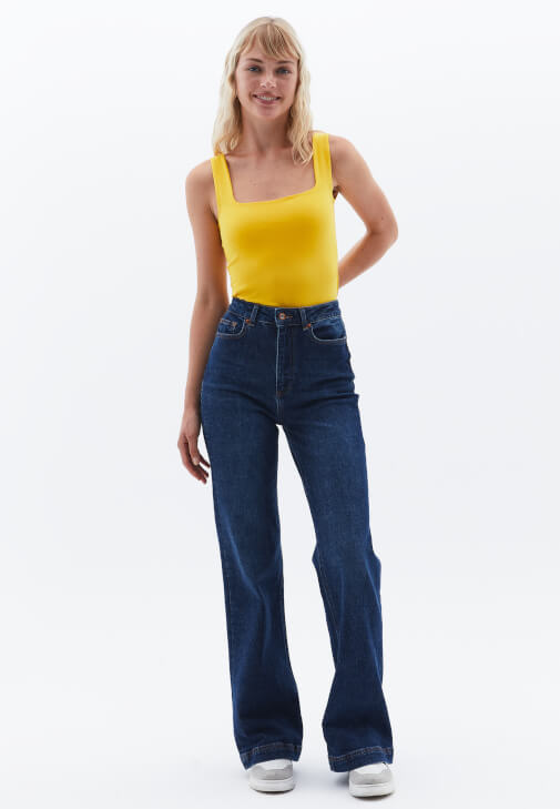 Pamuklu Atlet ve Denim Pantolon Kombini