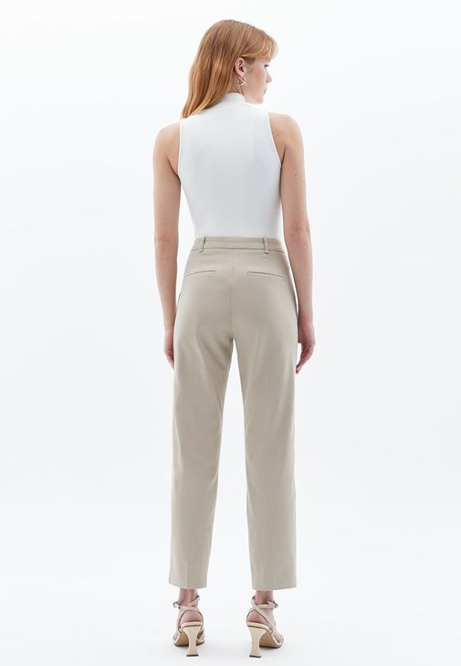 Straight-Fit Pantolon ve Pamuklu Tişört Kombini