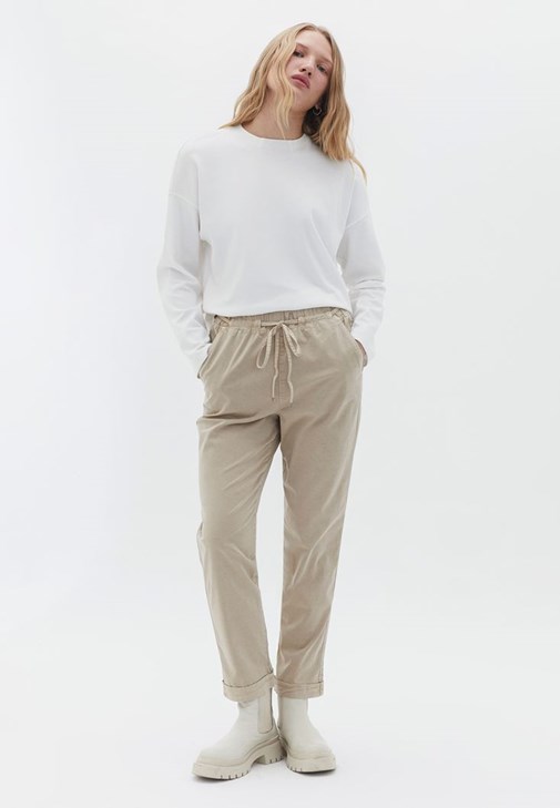 Carrot-Fit Pantolon ve Sweatshirt Kombini
