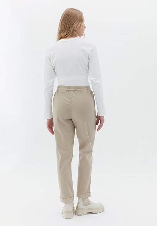 Carrot-Fit Pantolon ve Sweatshirt Kombini