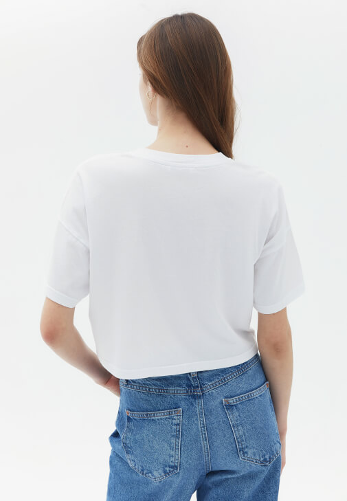 Crop Tişört ve Wide-Leg Denim Kombini