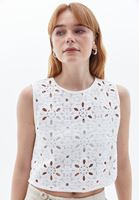 Bayan Beyaz Nakış Detaylı Crop Bluz
