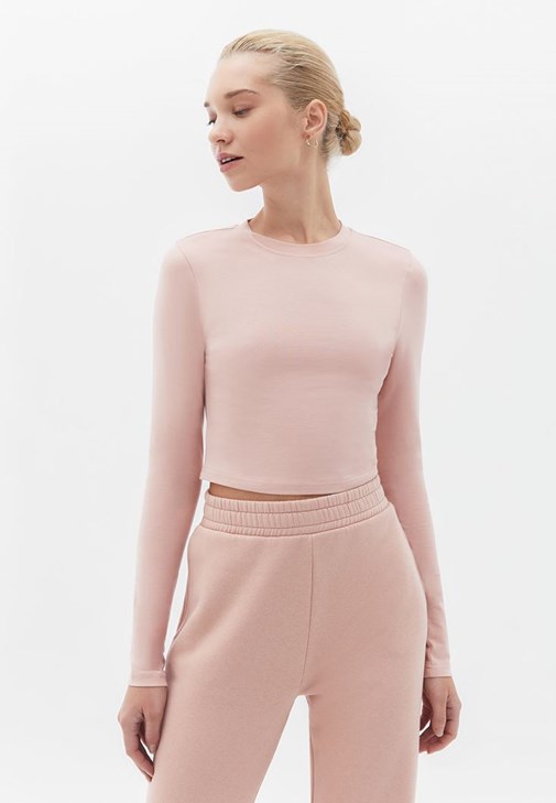 Pamuklu Crop Tişört ve Yüksek Bel Pantolon Kombini