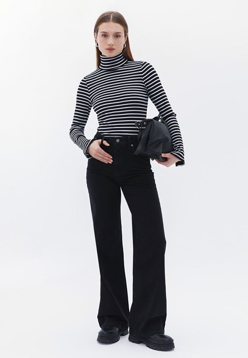 Wide-Leg Pantolon ve Balıkçı Yaka Tişört Kombini