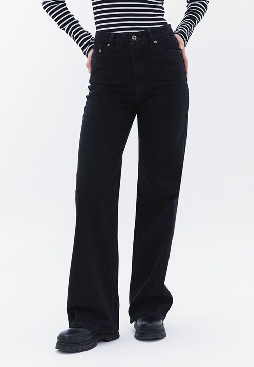 Wide-Leg Pantolon ve Balıkçı Yaka Tişört Kombini