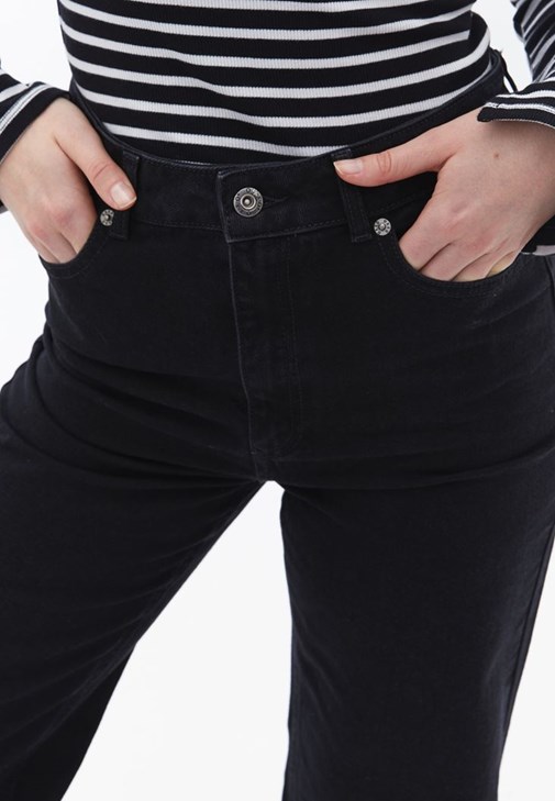 Wide-Leg Pantolon ve Balıkçı Yaka Tişört Kombini