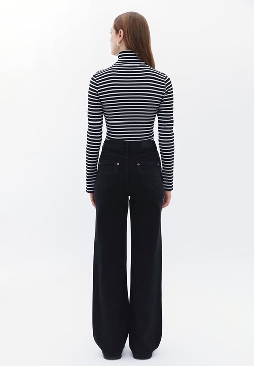 Wide-Leg Pantolon ve Balıkçı Yaka Tişört Kombini