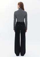 Wide-Leg Pantolon ve Balıkçı Yaka Tişört Kombini