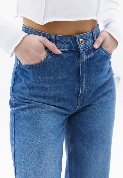 Denim Pantolon ve Çizgili Tişört Kombini