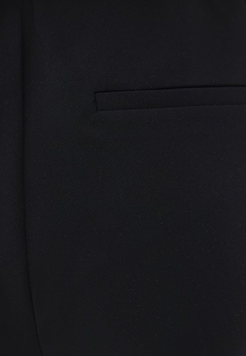 Carrot-Fit Pantolon ve Bot Yaka Tişört Kombini