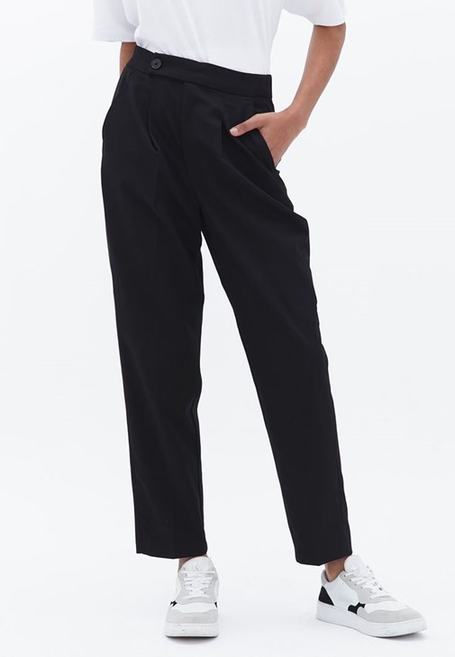 Carrot-Fit Pantolon ve Tişört Kombini