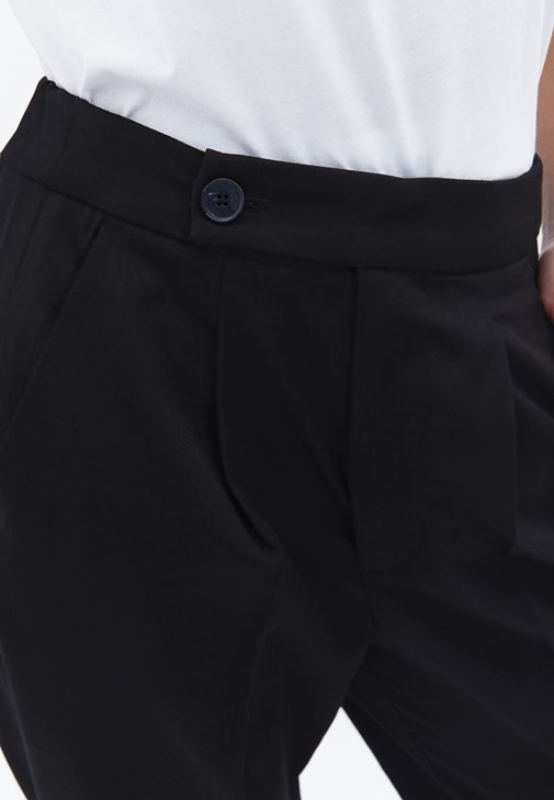 Carrot-Fit Pantolon ve Tişört Kombini