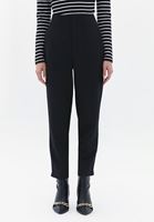 Crop Bluz ve Carrot-Fit Pantolon Kombini