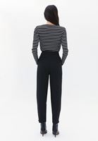 Crop Bluz ve Carrot-Fit Pantolon Kombini
