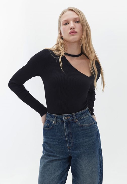 Asimetrik Yaka Crop Top ve Pantolon Kombini