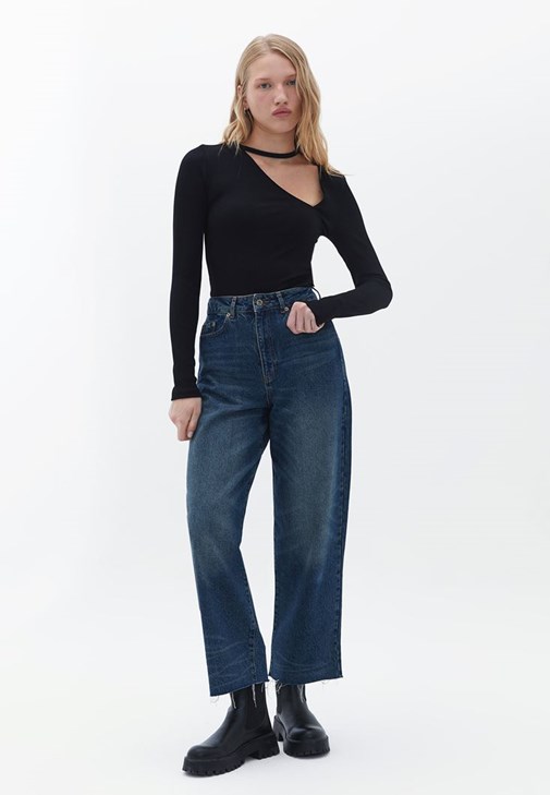 Asimetrik Yaka Crop Top ve Pantolon Kombini