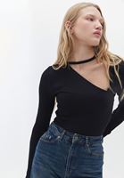 Asimetrik Yaka Crop Top ve Pantolon Kombini