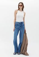 Yırtmaçlı Blazer ve Denim Pantolon Kombini