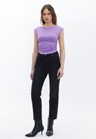 Büzgülü Tişört ve Mom-Fit Pantolon Kombini