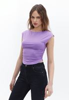 Büzgülü Tişört ve Mom-Fit Pantolon Kombini